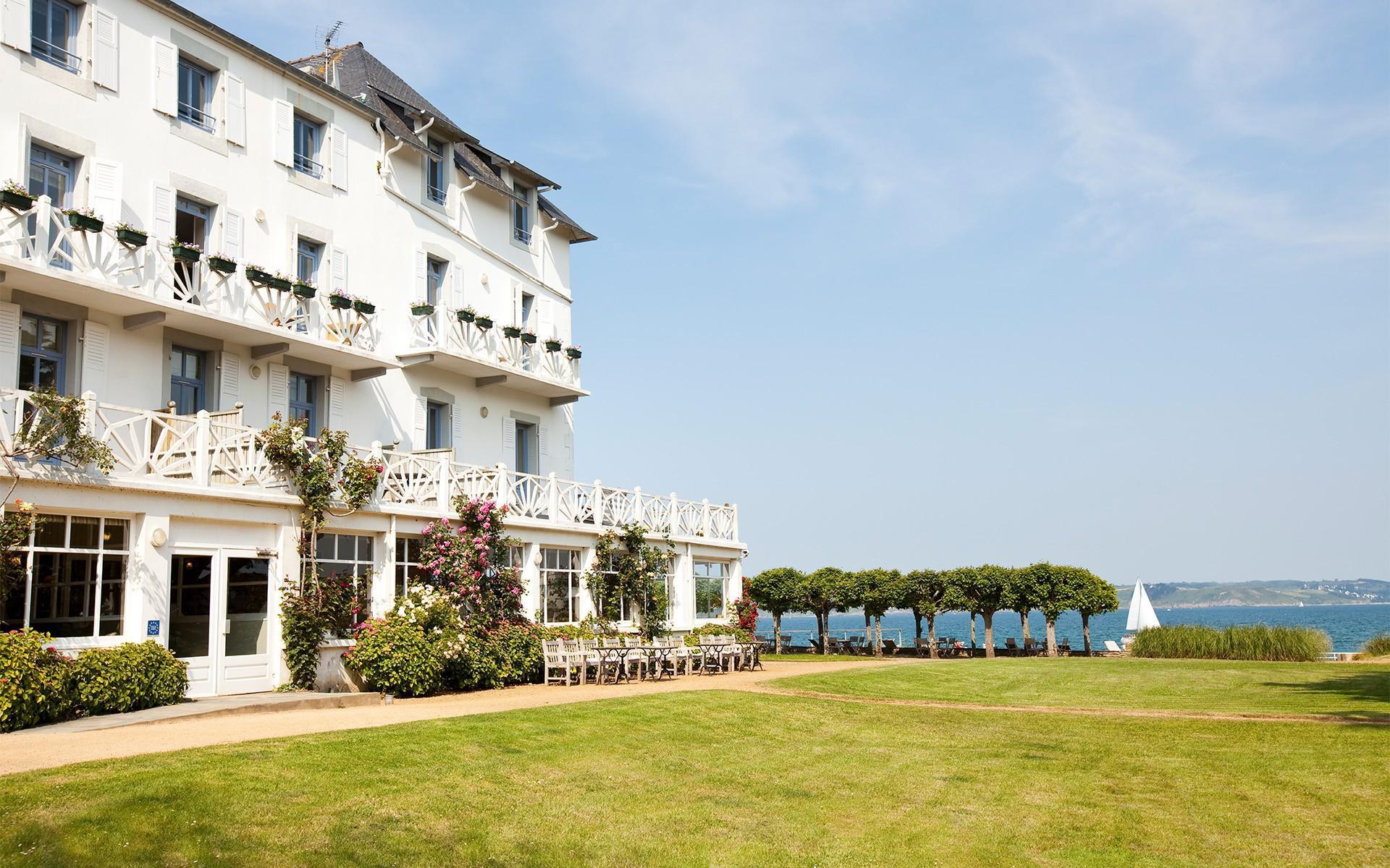 Le Grand Hotel Des Bains & Spa - Bretagne Locquirec Exterior photo