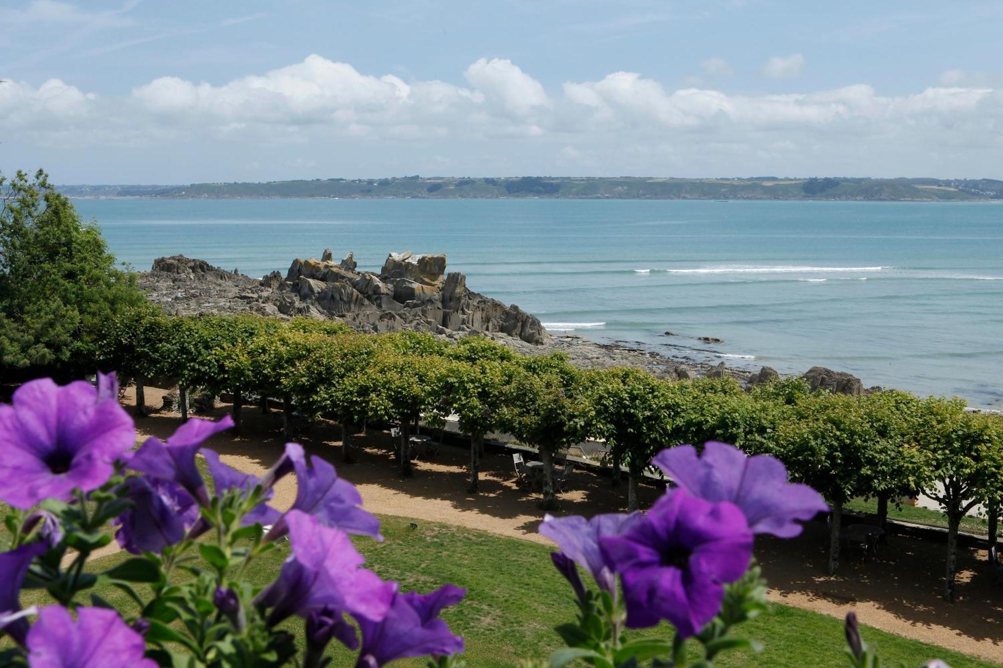 Le Grand Hotel Des Bains & Spa - Bretagne Locquirec Exterior photo