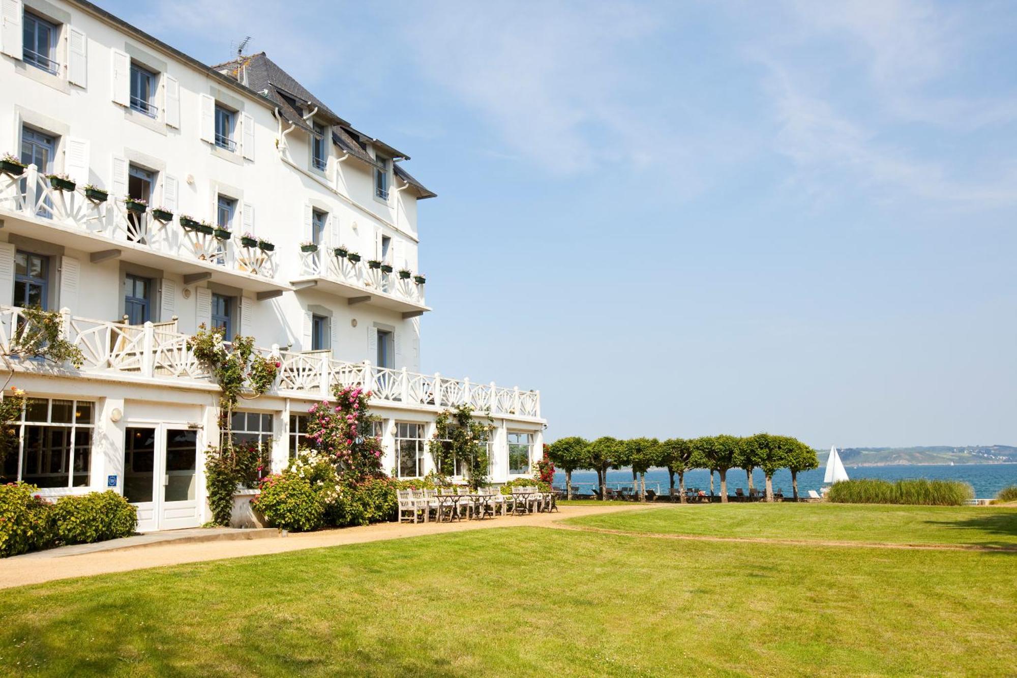 Le Grand Hotel Des Bains & Spa - Bretagne Locquirec Exterior photo